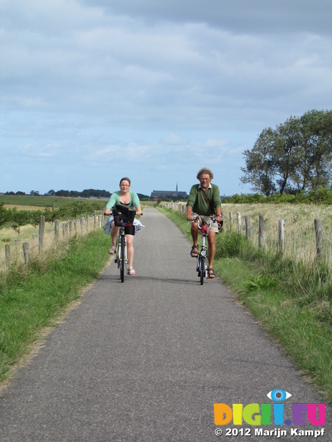SX24457 Jenni and Tom biking to Zierikzee